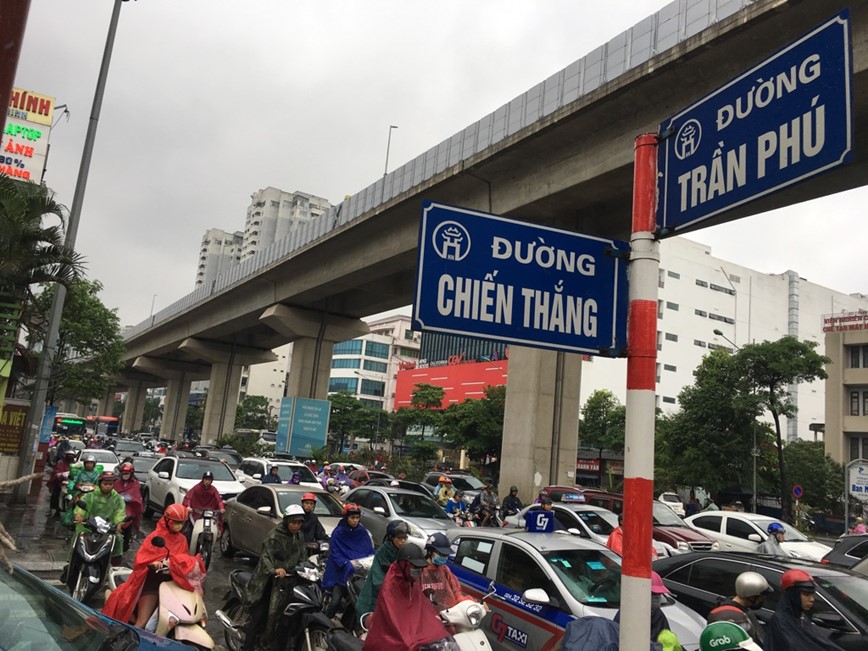 Ha Noi: Nhieu tuyen duong “nghet tho” trong mua - Hinh anh 2